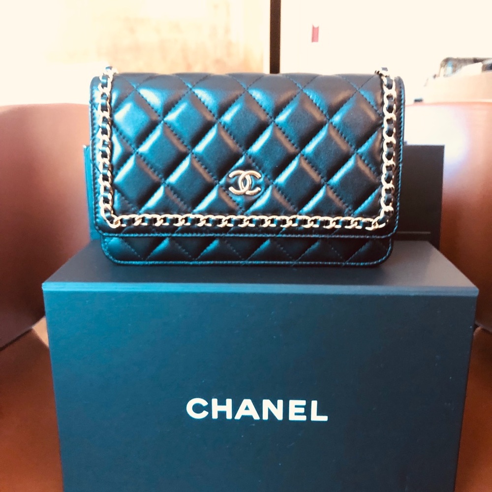 Authentic CHANEL Quilted Gold-Tone Metal Black - Picture 3 of 9